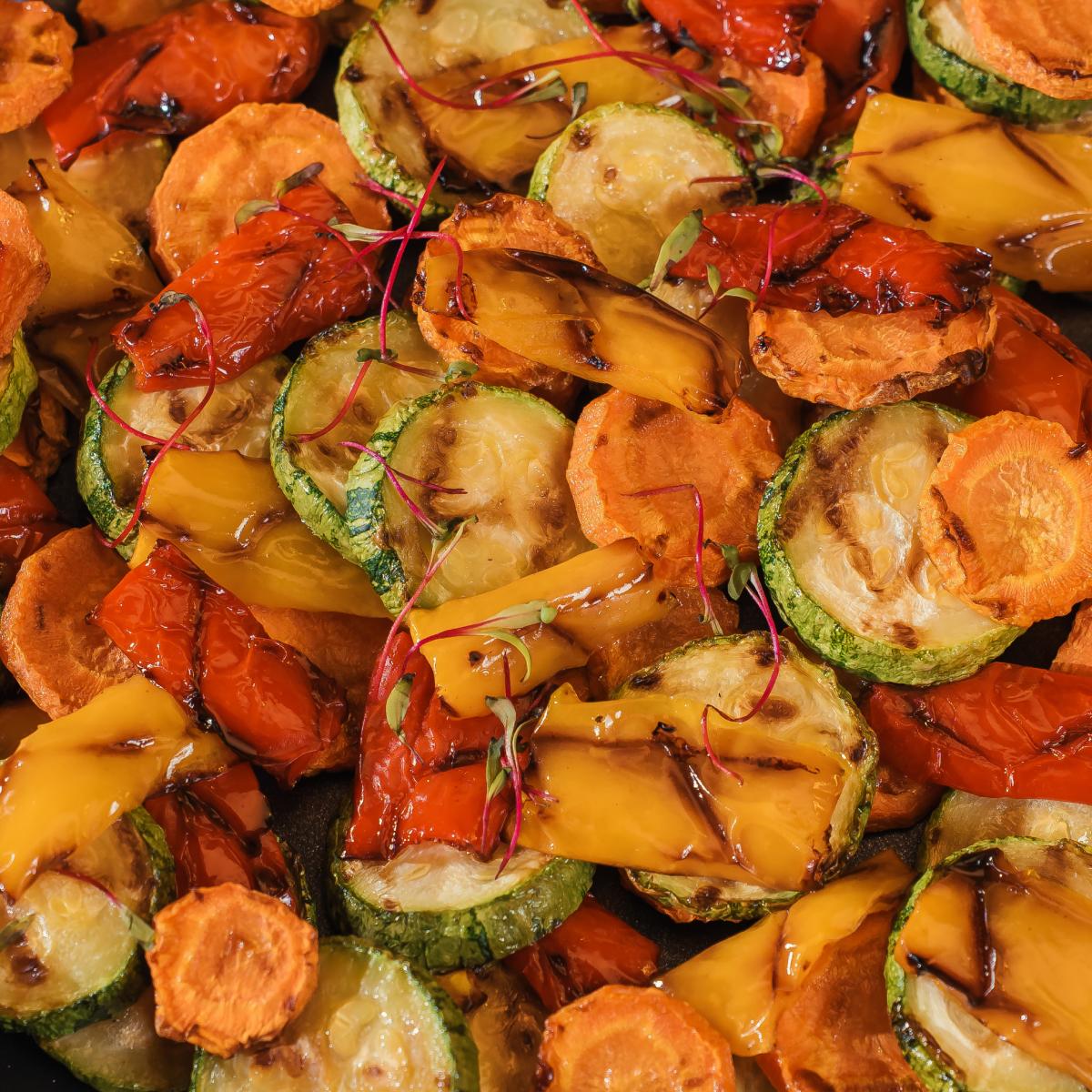 Legumes grelhados variados, com abobrinha, pimentão, tomate e cenoura