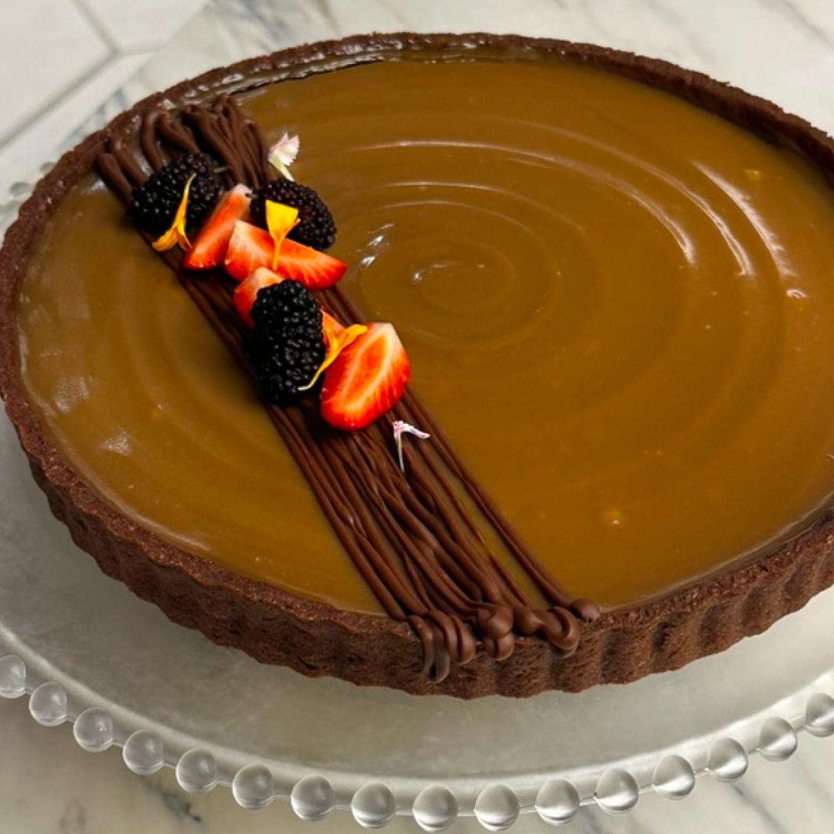 Torta de doce de leite decorada com morangos e amoras