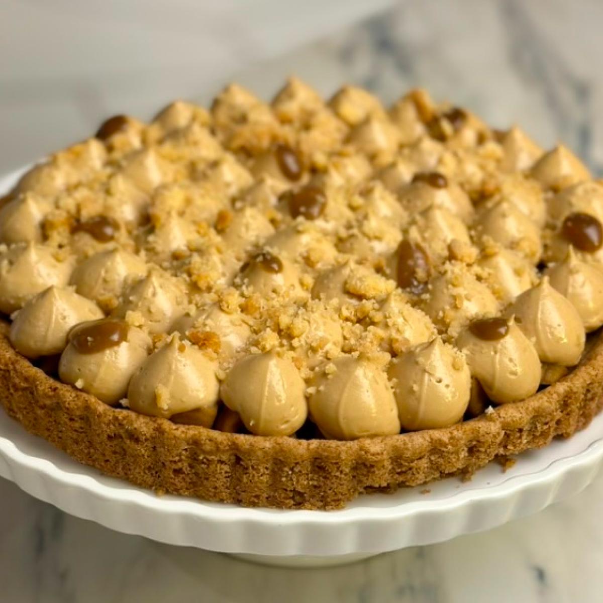 Torta coberta por bicos de creme, castanhas e farofa doce