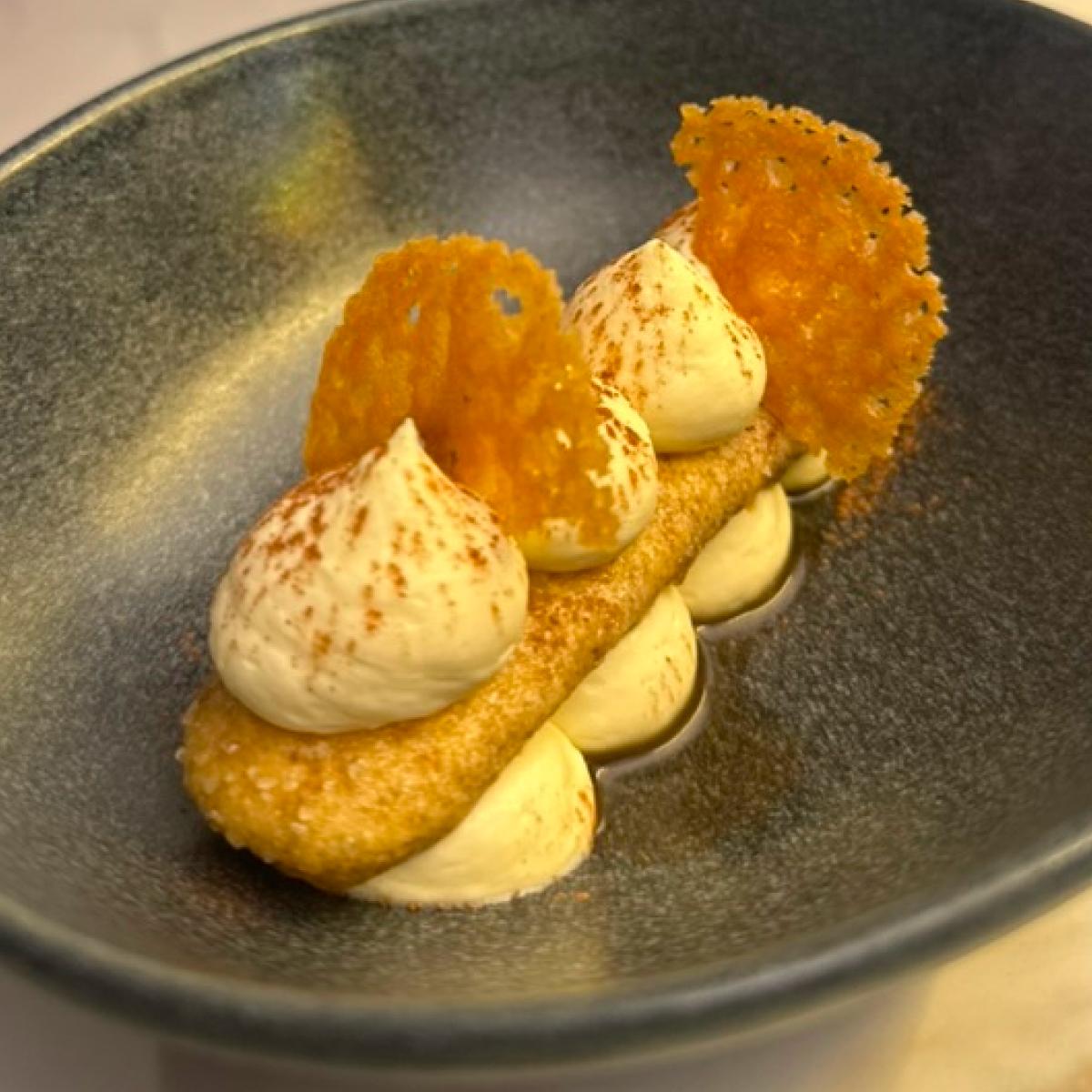 Sobremesa empratada com quenelles de creme e lâminas crocantes