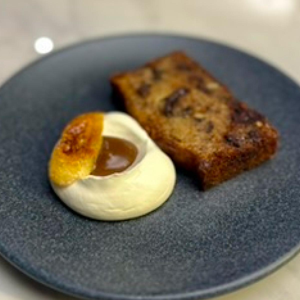 Bolo de chocolate empratado com creme e doce de leite