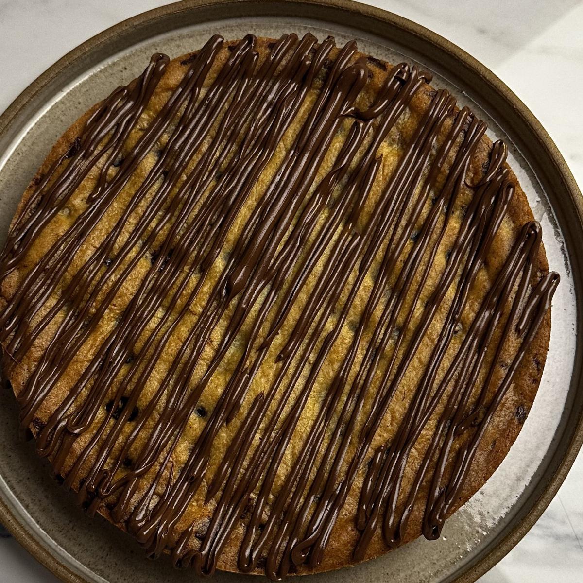 Torta redonda finalizada com fios de chocolate